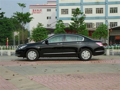 上海高端與實用車型租賃指南 奔馳威霆、E300、帕薩特、凱美瑞全面解析